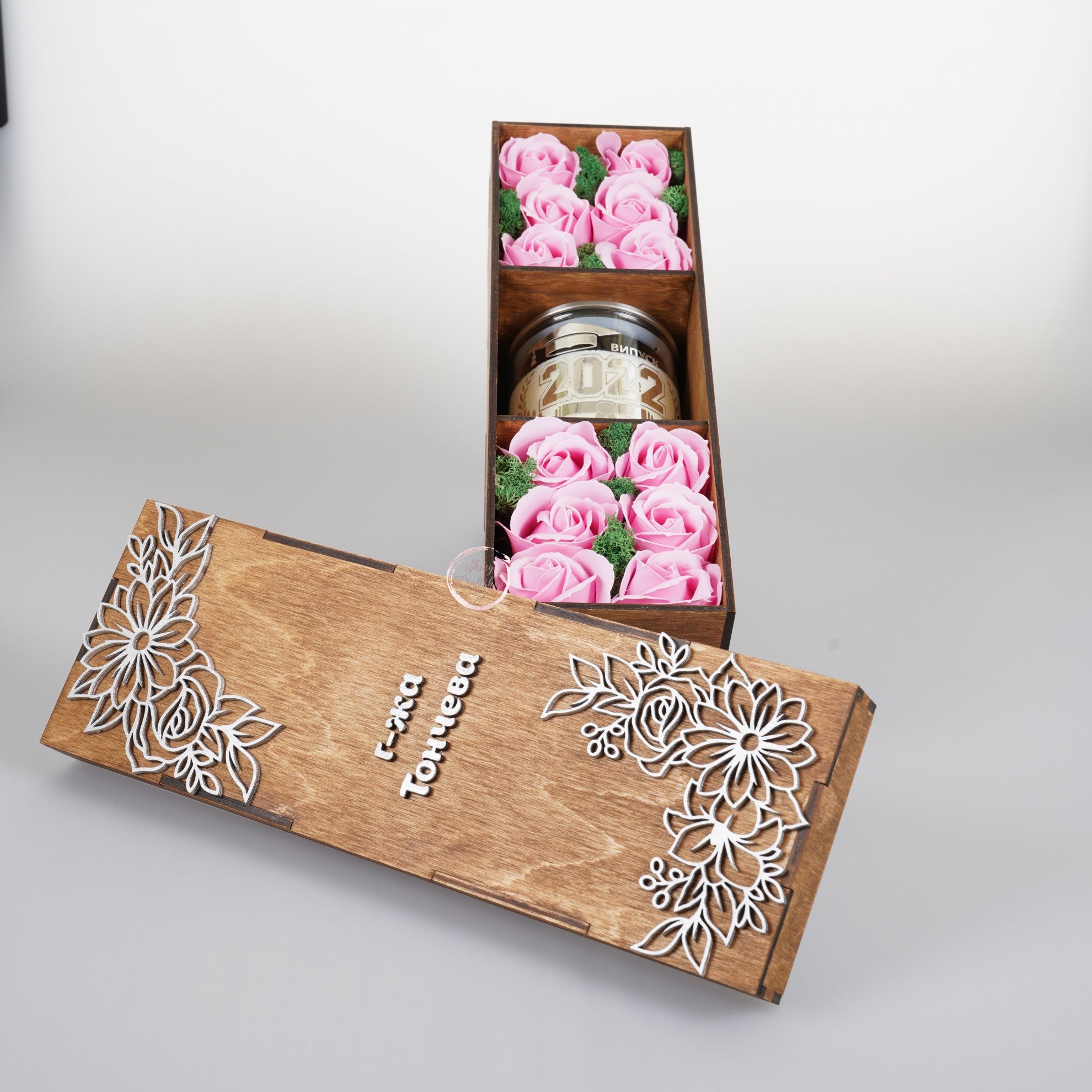 Дървена кутия с рози-Класен ръководител - Shiny Craftshop